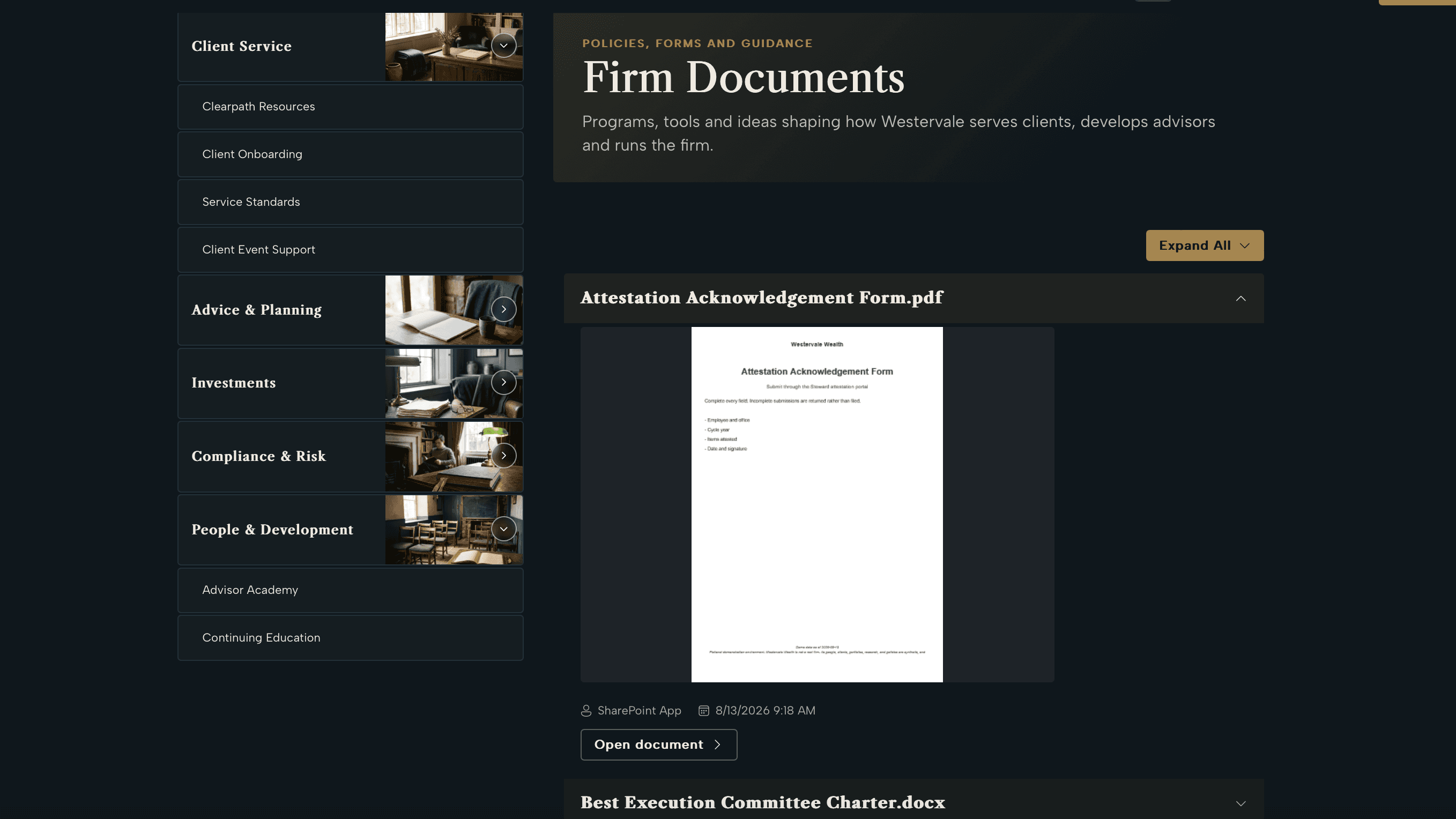 Accordion media split mode pairing an image with a rich-text answer and derived link button